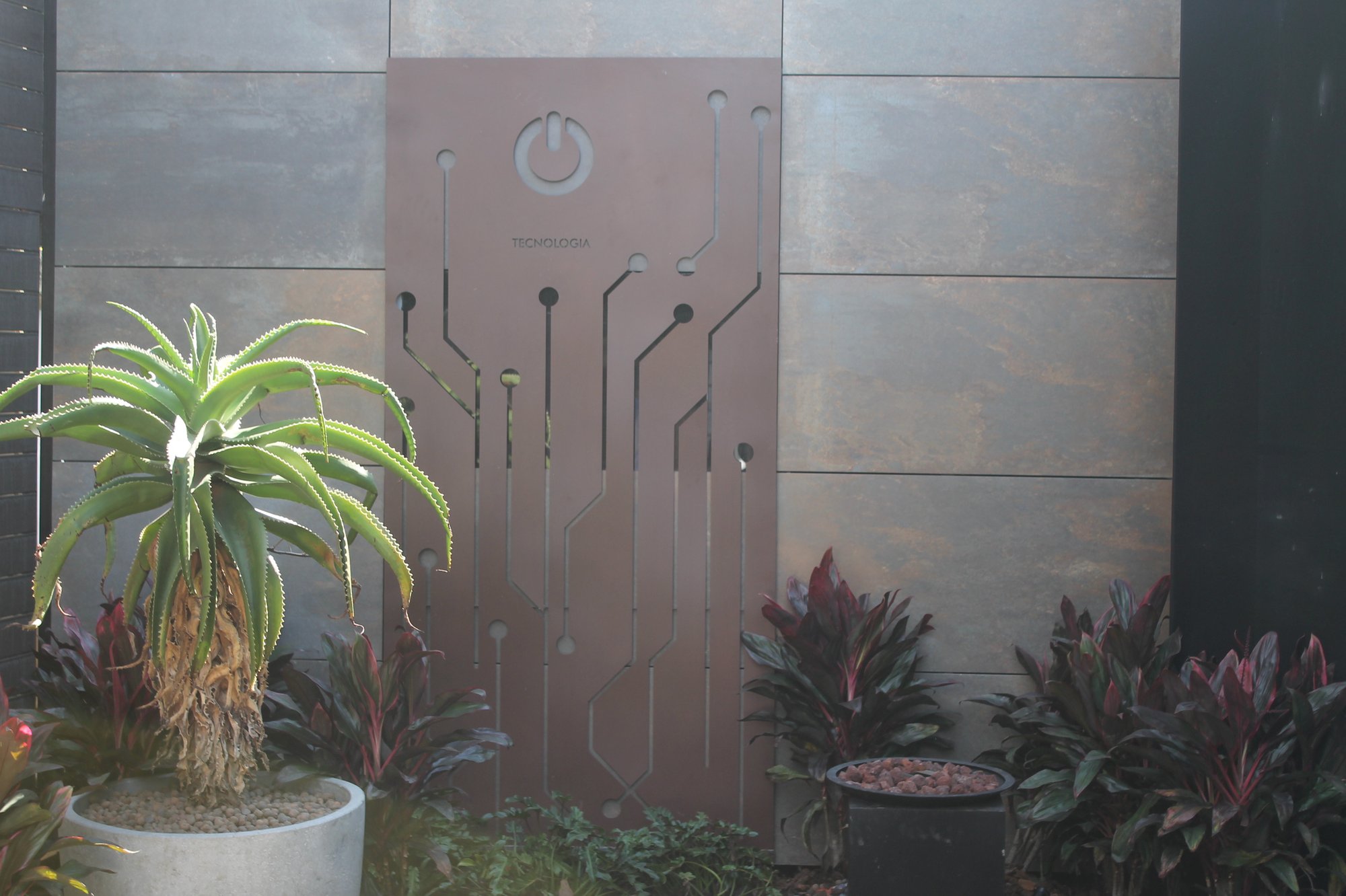Painel em aço corten com padrão de tecnologia, projeto CASA COR