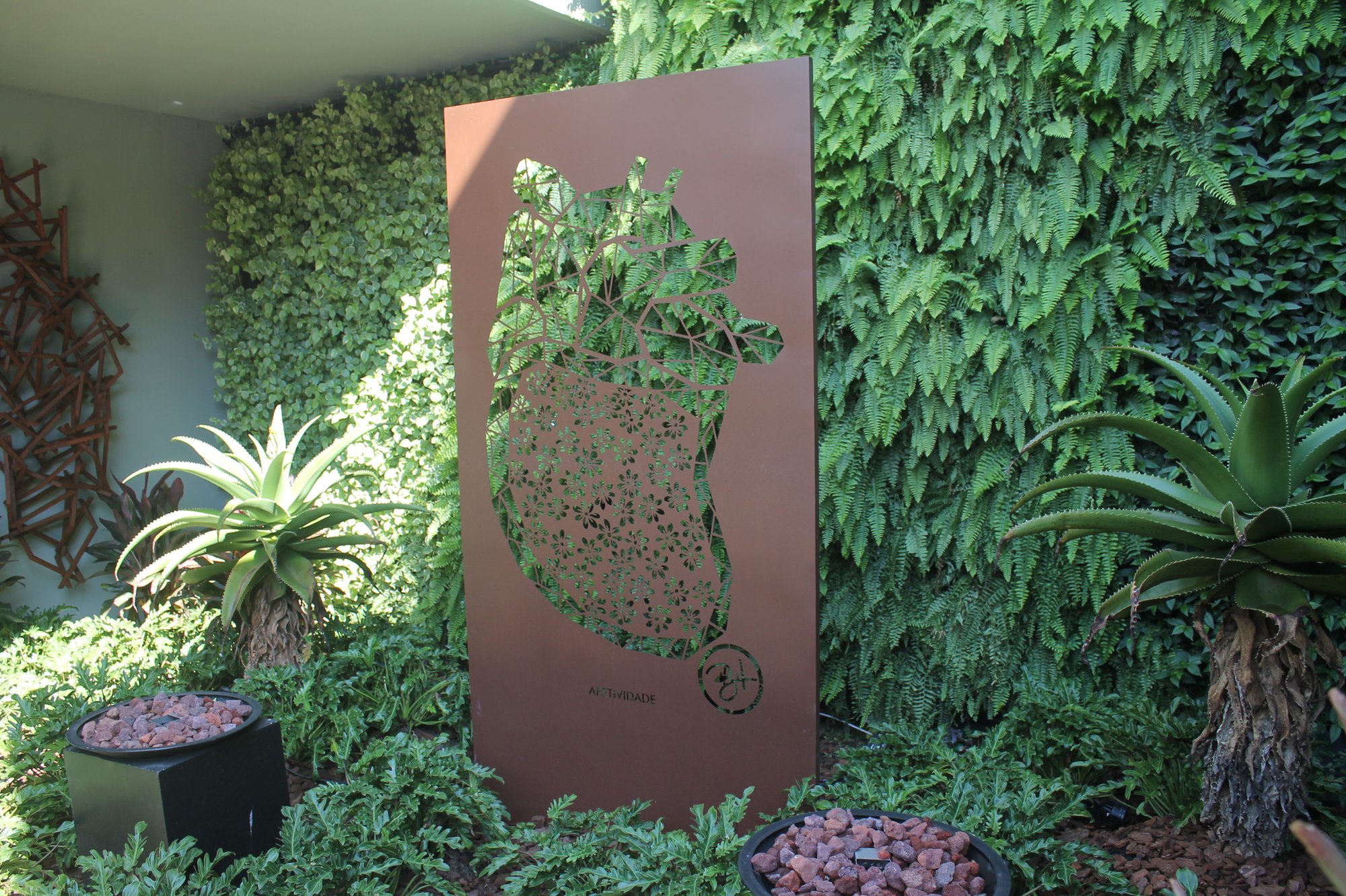 Painel em aço corten com recorte circular